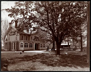 Vista a través de los árboles de la posada Woodmansten, Westchester, Nueva York, 1901